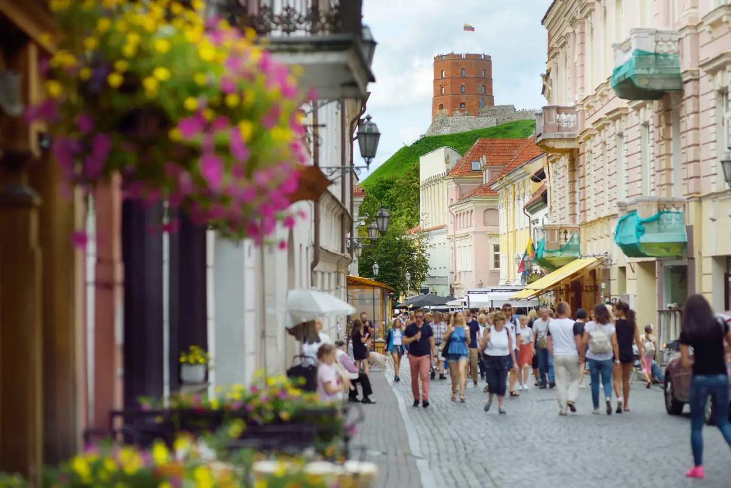 Reisende in einer europäischen Altstadt