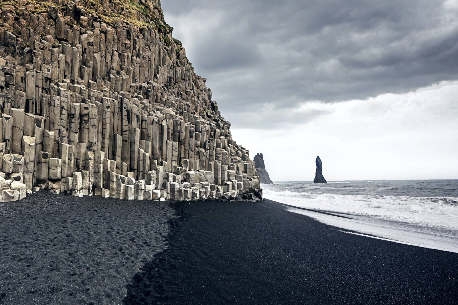 Basaltsäulen am Strand von Reynisfjara, Island