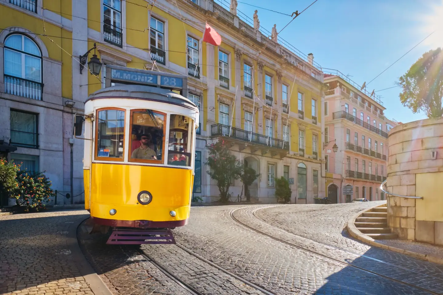 Gelbe Tram 28 in Lissabon