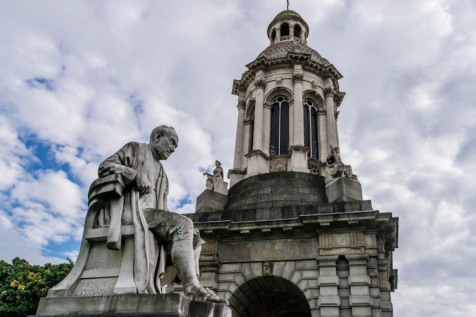 Campanile im Innenhof des Trinity College in Dublin