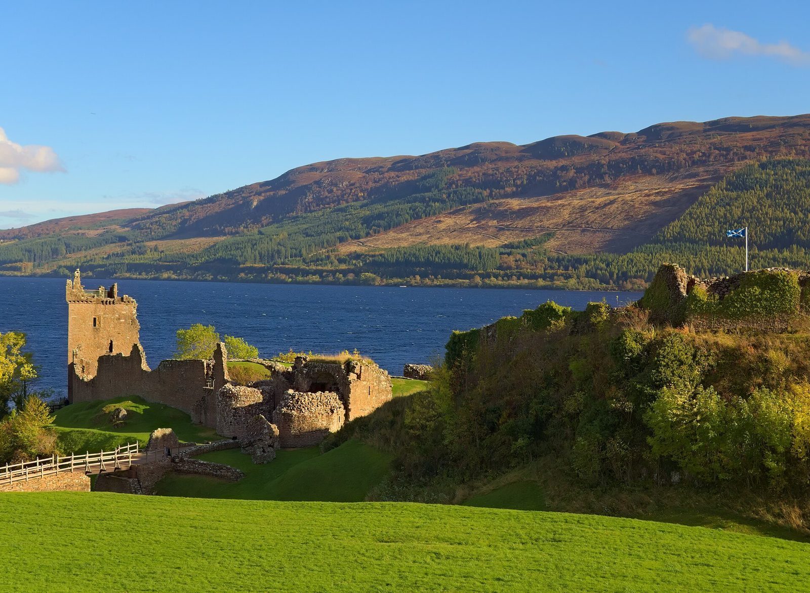 Urquhart Castle am Ufer von Loch Ness