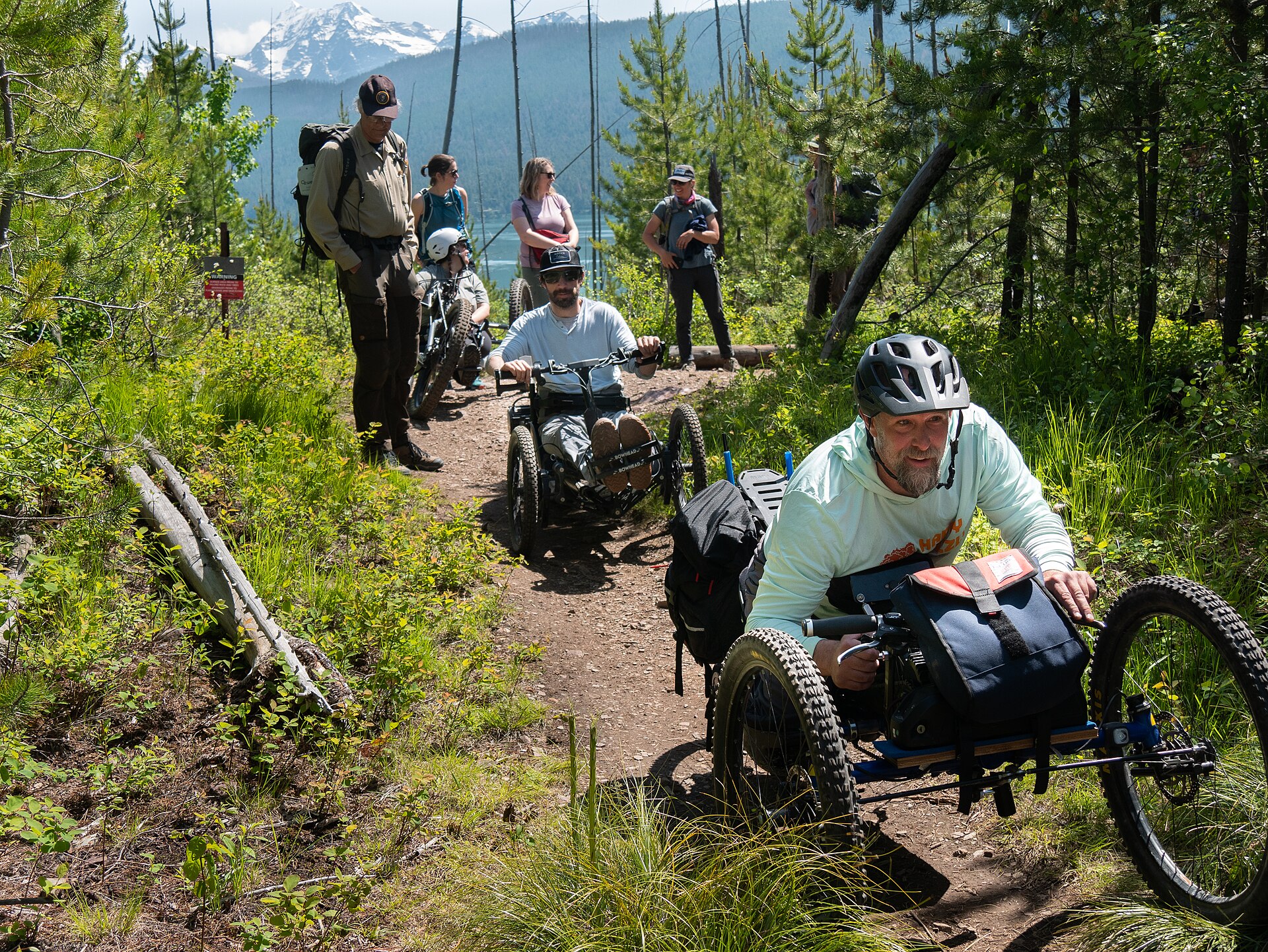 Wanderin mit Rollstuhl auf dem Rocky Point Trail im Glacier-Nationalpark