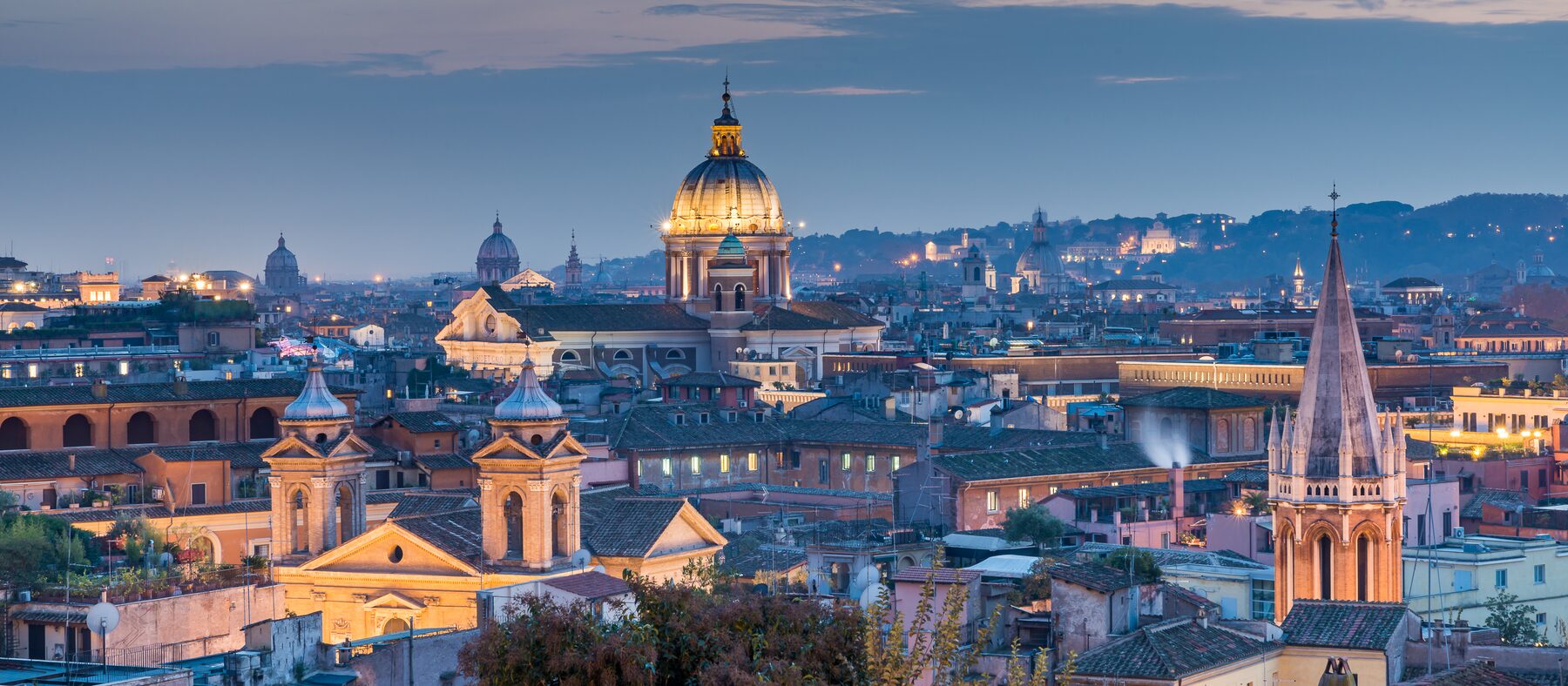 Rom-Skyline mit Petersdom-Kuppel im Abendlicht
