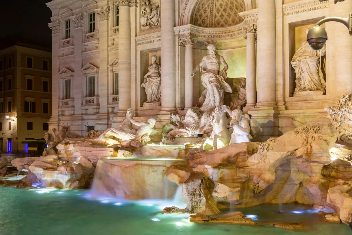Trevi-Brunnen in Rom bei Nacht