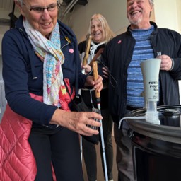 sehbinderte-menschen-bei-whiskey-verköstigung